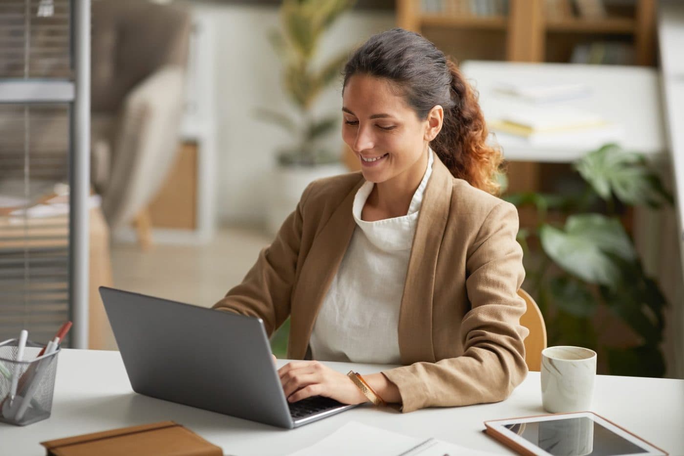 Profissional trabalhando no ERP com o notebook em escritório